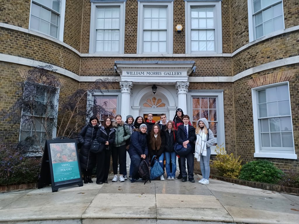 RELACJA Z WYCIECZKI LICEALISTÓW NA WYSTAWĘ:”Young Poland: An Arts and Crafts Movement 1890–1918 / Młoda Polska: Ruch Odrodzenia Sztuk i Rzemiosł, 1890-1918″
