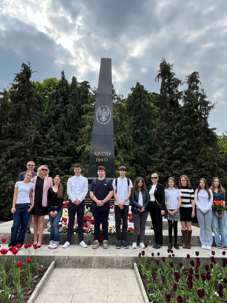 Szkoła Polska oddaje cześć Ofiarom Katynia